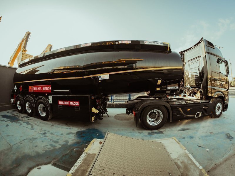 Image{width=800,height=600,url='https://www.aria.net/hubfs/industries/bulk-liquid-hazmat-transport/aria-bulk-liquid-hazmat-transport-transaction-closing-process.jpg',altText='',fileId=null}